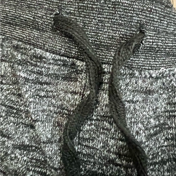 Menβs Gray Joggers w/ Drawstring Waist. It has 2 pockets and 1 in the back. - Picture 7 of 8